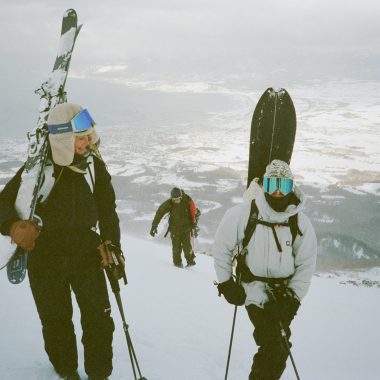 Carbon Fiber vs Aluminum Trekking Poles: Ultimate Guide