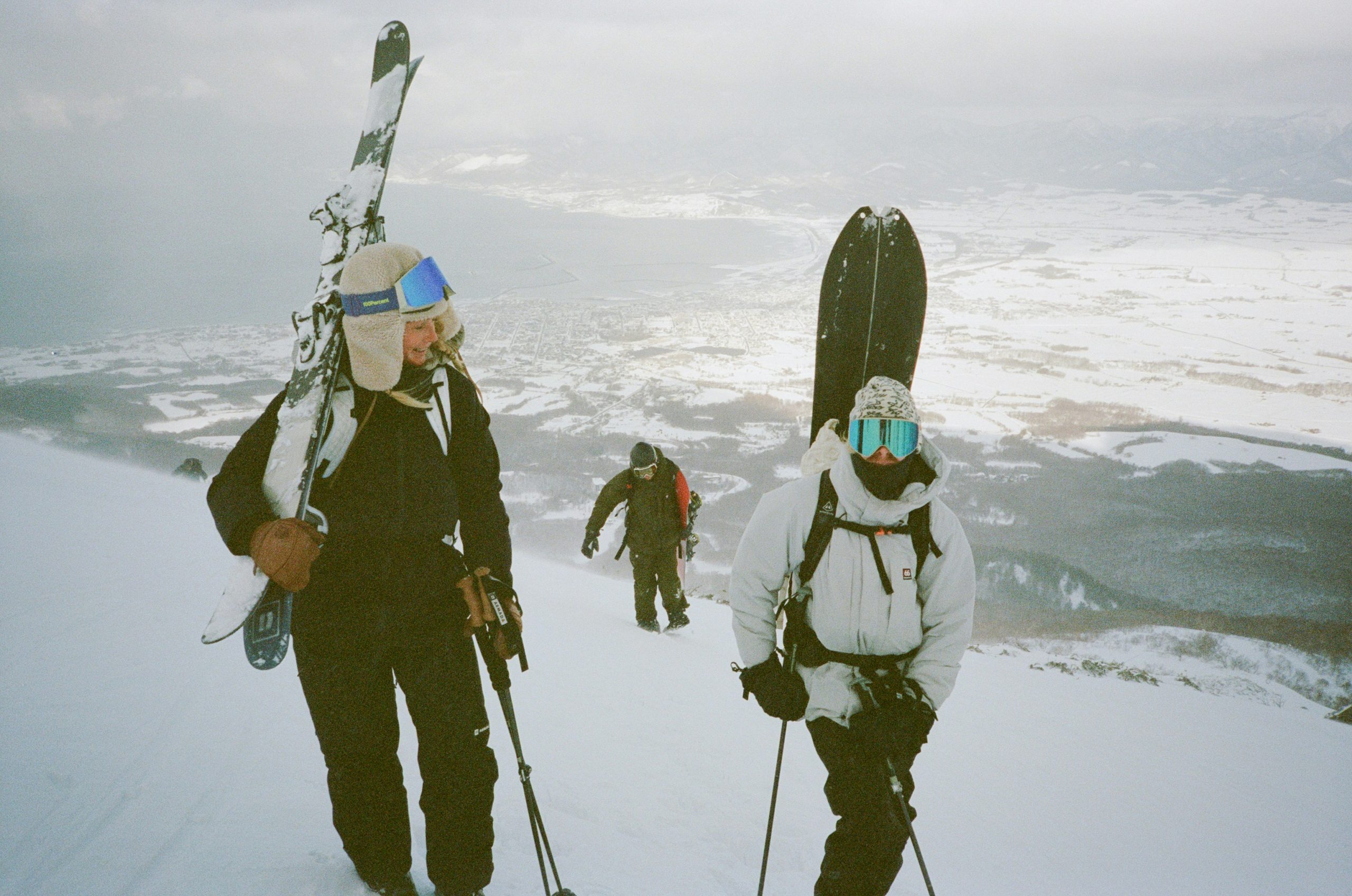 Are Carbon Fiber Trekking Poles Good for Beginners? Expert Insights