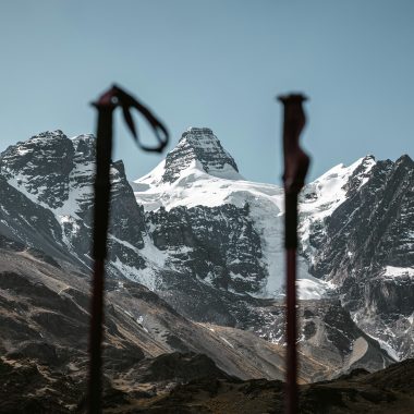 Carbon Fiber vs Aluminum Trekking Poles: Ultimate Guide