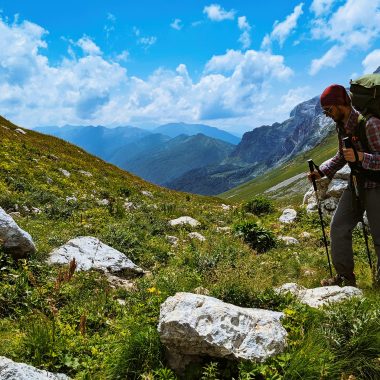 Carbon Fiber vs Aluminum Trekking Poles: Ultimate Guide