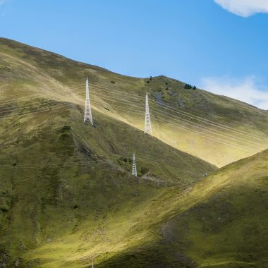 Carbon Fiber vs Aluminum Trekking Poles: Ultimate Guide