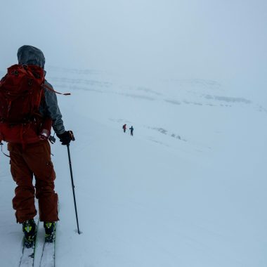 Carbon Fiber vs Aluminum Trekking Poles: Ultimate Guide