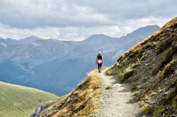 Are carbon or aluminium poles better for trail running?